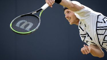 ROSMALEN - Gijs Brouwer (NED) in actie tegen Ugo Humbert (FRA) op de zevende dag van het Libema Open tennis toernooi in Rosmalen. ANP SANDER KONING