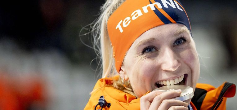 MILAAN - Merel Conijn tijdens de medailleceremonie van de 5.000 meter bij het langebaanschaatsen in het Milano Speed Skating Stadium op de Olympische Winterspelen van Milaan. SEM VAN DER WAL / ANP