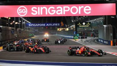 2023-09-17 20:03:43 epa10866062 Spanish Formula One driver Carlos Sainz (front R) and Monaco's Formula One driver Charles Leclerc (front 2-L) of Scuderia Ferrari in action during the Singapore Formula One Grand Prix race at the Marina Bay Street Circuit, Singapore, 17 September 2023.  EPA/TOM WHITE