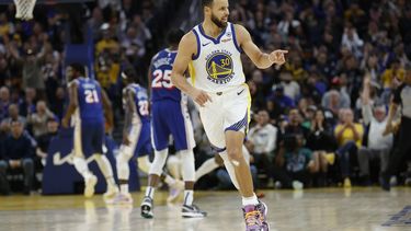 epa11115144 Golden State Warriors guard Stephen Curry (C) reacts after shooting a three point basket against the Philadelphia 76ers during the second half of the NBA game between the Golden State Warriors and the Philadelphia 76ers in San Francisco, California, USA, 30 January 2024.  EPA/JOHN G. MABANGLO SHUTTERSTOCK OUT