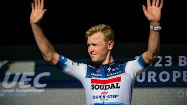 Second-placed Belgian Tim Merlier poses on the podium of the men's elite race at the European Gravel cycling Championships, in Heverlee, on October 1, 2023. 
JASPER JACOBS / Belga / AFP