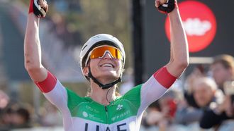 epa12005460 Elisa Longo Borghini of UAE Team ADQ wins the 13th Dwars door Vlaanderen one-day cycling race over 128.5 km from Waregem to Waregem, Belgium, 02 April 2025.  EPA/OLIVIER MATTHYS