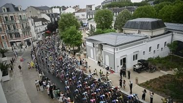 The pack of riders (peloton) cycles at the start of the 11th stage of the 113th edition of the Tour de France cycling race, 161,3 km between Vichy and Nevers in central France, on July 15, 2026. 
Loic VENANCE / AFP