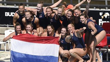 2022-07-02 15:28:20 epa10047760 Dutch players celebrate after winning the women's Water Polo bronze medal match between Italy and the Netherlands at the 19th FINA World Aquatics Championships in Hajos Alfred National Sports Swimming Pool in Budapest, Hungary, 02 July 2022.  EPA/Szilard Koszticsak HUNGARY OUT