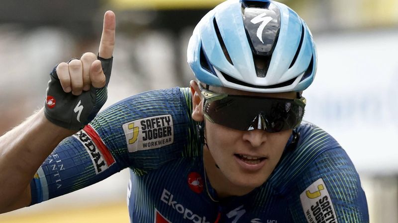 epa13115347 Belgian cyclist Tim Merlier of Soudal Quick-Step celebrates as he crosses the finish line to win Stage 12 of the Tour de France, a 179.1 km route from the Nevers Magny Cours Circuit to Chalon-sur-Saone, France, 16 July 2026.  EPA/YOAN VALAT