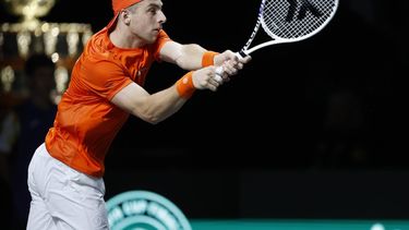 epa10990785 Tallon Griekspoor of the Netherlands returns the ball in his match against Jannik Sinner of Italy during the Davis Cup quarter final between Italy and the Netherlands at Martin Carpena pavilion in Malaga, Spain, 23 November 2023.  EPA/Jorge Zapata