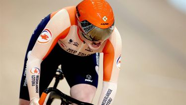 2023-08-07 11:49:48 epa10788774 Steffie van der Peet of the Netherlands competes in the Women's Elite Sprint qualification at the UCI Cycling World Championships 2023 in Glasgow, Britain, 07 August 2023.  EPA/ADAM VAUGHAN