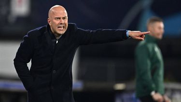 2023-11-28 21:59:40 Feyenoord's Dutch head coach Arne Slot gestures during the UEFA Champions League Group E football match between Feyenoord and Atletico Madrid at the De Kuip Stadium in Rotterdam on November 28, 2023. 
JOHN THYS / AFP