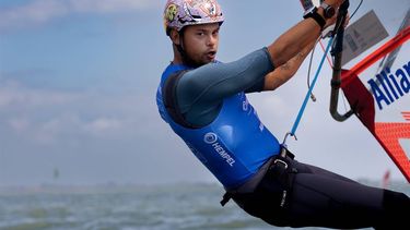 LELYSTAD - Kiran Badloe in actie tijdens zijn iQFOil men race op de Allianz Regatta zeilen. ANP IRIS VAN DEN BROEK