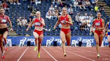 HENGELO - Winnaar Lieke Klaver tijdens 200 meter vrouwen op het NK Atletiek in het FBK stadion. ANP ROBIN UTRECHT