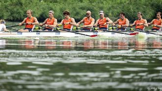 2023-08-25 10:36:29 AMSTERDAM - Dieuwke Fetter, Jan van der Bij, Jacob van de Kerkhof,  Mick Makker, Sander de Graaf, Guus Mollee, Olav Molenaar, Guillaume Krommenhoek en Gert-Jan van Doorn (mannen acht), tijdens een open training van de TeamNL roeiers in WK-formaties op de Amsterdamse Bosbaan. Het team bereidt zich voor op het WK roeien in Belgrado. ANP SANDER KONING
