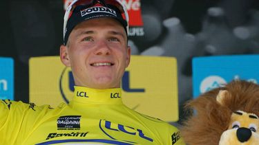 Team Soudal's Belgian rider Remco Evenepoel wearing the overall leader's yellow jersey celebrates on the podium after winning the fourth stage of the 76th edition of the Criterium du Dauphine cycling race, 34,4km individual time trial between Saint-Germain-Laval and Neulise, central France, on June 5, 2024. 
Thomas SAMSON / AFP