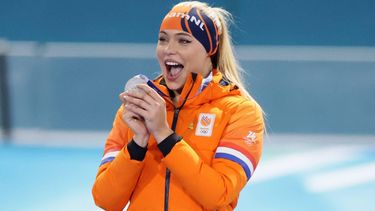 epa12743919 Silver medalist Jutta Leerdam of Netherlands celebrates on the podium after the Women's 500m of the Speed Skating competitions at the Milano Cortina 2026 Winter Olympic Games, in Milan, Italy, 15 February 2026.  EPA/ROBERT GHEMENT