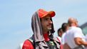 Ferrari's Spanish driver Carlos Sainz put a towel on his head to protect himself from the sun ahead of the Emilia Romagna Formula One Grand Prix at the Autodromo Enzo e Dino Ferrari race track in Imola on May 19, 2024. 
ANDREJ ISAKOVIC / AFP
