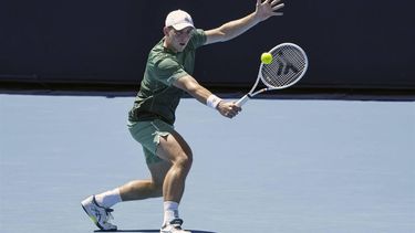 epa11822899 Tallon Griekspoor of the Netherlands in action against Hubert Hurkacz of Poland during their Men's first round match during the Australian Open tennis tournament in Melbourne, Australia, 14 January 2025.  EPA/ROLEX DELA PENA