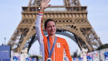 Netherlands' Marianne Vos celebrates her silver medal on the podium during the medal ceremony for the women's cycling road race during the Paris 2024 Olympic Games in Paris, on August 4, 2024. 
David GRAY / AFP