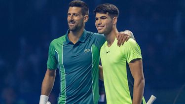 epa11045912 Novak Djokovic (L) of Serbia and Carlos Alcaraz (R) of Spain pose for a photo before an exhibition match during the Riyadh Season Tennis Cup in Riyadh, Saudi Arabia, 27 December 2023.  EPA/STR