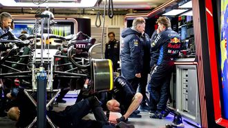LAS VEGAS - Christian Horner (Red Bull Racing), Helmut Marko (Red Bull Racing) en Max Verstappen (Red Bull Racing) in gesprek na afloop van de 2e vrije training voor de Las Vegas Grand Prix. ANP SEM VAN DER WAL