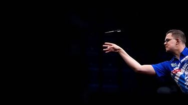DEN BOSCH - Gian van Veen tijdens de eerste ronde van de Dutch Darts Masters in de Maaspoort. Het darttoernooi is onderdeel van de World Series of Darts. ANP RAMON VAN FLYMEN