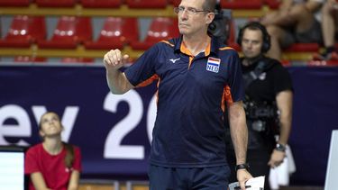 epa10840123 Netherlands head coach Roberto Piazza reacts during the EuroVolley Men 2023 pool C match between Denmark and Netherlands in Skopje, North Macedonia, 04 September 2023.  EPA/GEORGI LICOVSKI