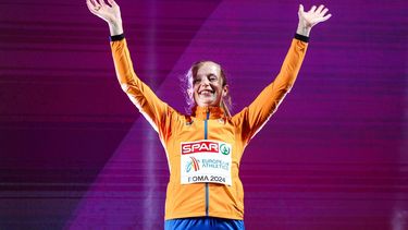 ROME - Cathelijn Peeters op het podium na haar derde plek op de 400 meter horden voor vrouwen op de vijfde dag van de Europese kampioenschappen atletiek. ANP IRIS VAN DEN BROEK
