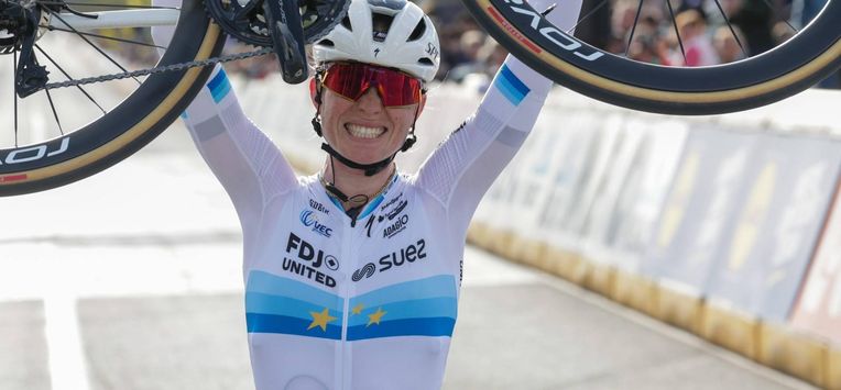 epa12870743 Dutch cyclist Demi Vollering of team FDJ United - Suez celebrates winning the 164,1 kilometres Tour of Flanders one-day cycling race from Oudenaarde to Oudenaarde, in Oudenaarde, Belgium, 05 April 2026.  EPA/OLIVIER MATTHYS