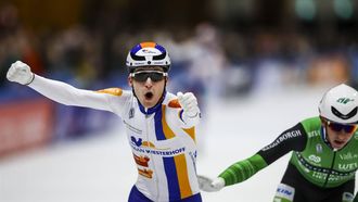 LEEUWARDEN - Luc ter Haar juicht na het winnen van het NK Marathon in de Elfstedenhal. Naast hem Evert Hoolwerf die tweede werd. Tijdens deze wedstrijd strijdt de Nederlandse marathontop om de titel Nederlands Kampioen Marathon. ANP VINCENT JANNINK