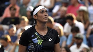 2023-09-04 21:54:11 Tunisia's Ons Jabeur looks on as she plays against China's Qinwen Zheng during the US Open tennis tournament women's singles round of 16 match at the USTA Billie Jean King National Tennis Center in New York City, on September 4, 2023. 
TIMOTHY A. CLARY / AFP