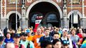 AMSTERDAM - Hardlopers tijdens de TCS Amsterdam Marathon 2023. Aan de Marathon van Amsterdam doen een recordaantal van 47.000 lopers mee. ANP IRIS VAN DEN BROEK