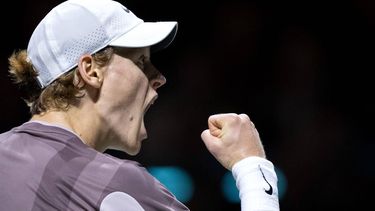 ROTTERDAM - Jannik Sinner (ITA) in actie tegen Alex de Minaur (Australie) op de laatste dag van het tennistoernooi ABN AMRO Open in Ahoy. ANP SANDER KONING