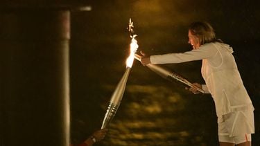 epa11498157 Torchbearer Amelie Mauresmo carries the Olympic flame during the Opening Ceremony of the Paris 2024 Olympic Games, in Paris, France, 26 July 2024.  EPA/Pauline Ballet / POOL