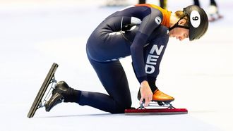 ROTTERDAM - Jens van 't Wout trekt zijn speciale schaats aan tijdens een training voorafgaand aan het WK shorttrack in Ahoy. ANP IRIS VAN DEN BROEK