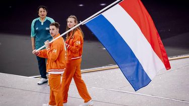 PARIJS - Atlete Femke Bol en baanwielrenner Harrie Lavreysen dragen de vlag tijdens de slotceremonie van de Olympische Zomerspelen. ANP KOEN VAN WEEL