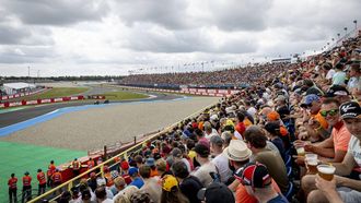 ASSEN - Racefans in de Geert Timmer bocht tijdens de 100e editie van de TT van Assen. ANP WOUTER DE WILDE
