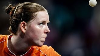 PARIJS - Tafeltennisster Britt Eerland in actie op het vrouwenenkelspel tegen de Taiwanese I-ching Cheng tijdens het olympisch tafeltennistoernooi in de Franse hoofdstad. ANP ROBIN VAN LONKHUIJSEN