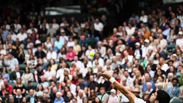 2023-07-04 15:01:38 Spain's Carlos Alcaraz serves the ball to France's Jeremy Chardy  during their men's singles tennis match on the second day of the 2023 Wimbledon Championships at The All England Tennis Club in Wimbledon, southwest London, on July 4, 2023.  
SEBASTIEN BOZON / AFP