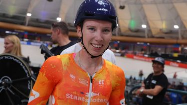 Netherlands' #34 Lorena Wiebes celebrates after winning the women's scratch 10km final during the 2025 UCI Track World Championships at the Peñalolen Velodrome, in Santiago, on October 22, 2025. 
Javier TORRES / AFP