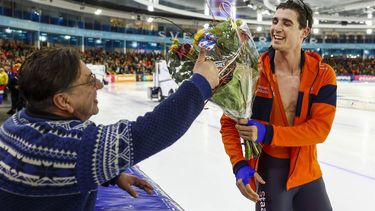 HEERENVEEN - Jenning De Boo (NED) krijgt de felicitatie's na het winnen van de 500 meter mannen tijdens de zesde en tevens laatste wereldbeker langebaanschaatsen van het seizoen. Het driedaagse evenement vond plaats in Thialf. ANP VINCENT JANNINK