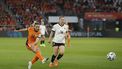 ALMELO - (l-r) Jackie Groenen of Nederland  scoort de 1-0,. Annabel Schasching of Oostenrijk tijdens de UEFA Nations League vrouwen wedstrijd tussen Nederland (v) en Oostenrijk (v) in het Erve Asito stadion op 4 april 2025 in Almelo, Nederland. ANP BART STOUTJESDIJK