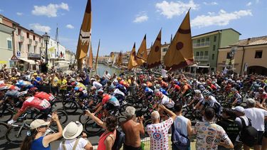 epa11446859 Riders in action in Cesenatico during the start of the second stage of the 2024 Tour de France cycling race over 199km from Cesenatico to Bologna, Italy, 30 June 2024.  EPA/GUILLAUME HORCAJUELO