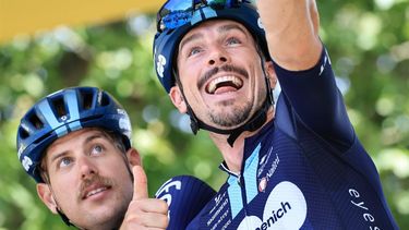 2023-07-14 13:04:09 epa10745525 Australian rider Sam Welsford (L) and German rider John Degenkolb (R) of Team dsm-firmenich prior the start of the 13th stage of the Tour de France 2023, a 138kms race from Chatillon-Sur-Charlaronne to Grand Colombier, France, 14 July 2023.  EPA/CHRISTOPHE PETIT TESSON