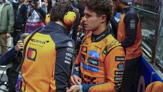epa12543585 McLaren driver Lando Norris of Britain speaks to a mechanic on the grid prior to the Formula One Las Vegas Grand Prix on the Las Vegas Strip Circuit, in Las Vegas, Nevada, USA, 22 November 2025.  EPA/CRISTOBAL HERRERA-ULASHKEVICH