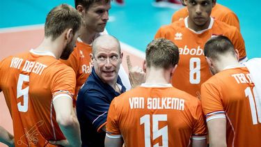 ROTTERDAM - Coach Roberto Piazza van het Nederlands volleybalteam met zijn spelers tijdens de wedstrijd tegen Zuid-Korea. De Nederlanders hopen zich tijdens het olympisch kwalificatietoernooi te plaatsen voor Tokio 2020. ANP KOEN VAN WEEL