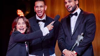 ARNHEM - Worthy de Jong en Dimeo van der Horst van de 3x3 basketbalmannen op het podium na het winnen van Sportploeg van het jaar 2024 tijdens de uitreiking van de sportprijzen tijdens het NOC*NSF Sportgala. ANP ROBIN VAN LONKHUIJSEN