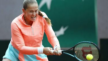 epa11379356 Jelena Ostapenko of Latvia in action during her Women's Singles 2nd round match against Clara Tauson of Denmark during the French Open Grand Slam tennis tournament at Roland Garros in Paris, France, 30 May 2024.  EPA/YOAN VALAT