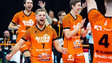 DEN BOSCH - Kees Merkx en teamgenoten van Orion Stars vieren de overwinning tijdens de heren finale van de nationale beker volleybal 2025 in Maaspoort Den Bosch. ANP IRIS VAN DEN BROEK