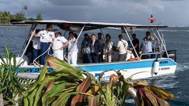 2023-08-17 04:28:11 France's Interior Minister Gerald Darmanin (C), flanked by President of French Polynesia Moetai Brothers (L) sails to the 2024 Olympic Games surfing venue in Teahupoo, on August 17, 2023, as part of his four-day official visit on the island of Tahiti. 
Suliane FAVENNEC / AFP