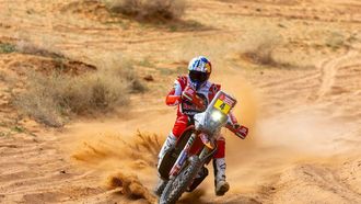 epa11059503 British rider Sam Sunderland of Red Bull GasGas Factory Racing in action during the prologue of the 2024 Rally Dakar, in Al-Ula, Saudi Arabia, 05 January 2024.  EPA/ANDREW EATON