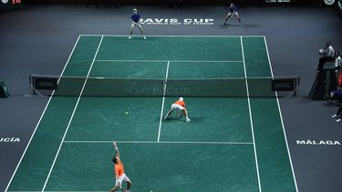 2023-11-23 16:52:10 Netherlands' Wesley Koolhof (BOTTOM L), playing with Tallon Griekspoor, serves against Italy's Jannik Sinner (TOP L) and Lorenzo Sonego during the second men's doubles quarter-final tennis match between Italy and Netherlands of the Davis Cup tennis tournament at the Martin Carpena sportshall, in Malaga on November 23, 2023. 
JORGE GUERRERO / AFP