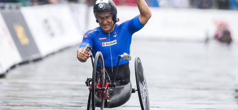 EMMEN - Alessandro Zanardi (ITA) juicht na het winnen van de openingswedstrijd team relay van de UCI Wereldkampioenschappen Para-Cycling. De Wereldkampioenschappen vinden plaats in Drenthe en er doen ongeveer 300 deelnemers vanuit de hele wereld mee. ANP VINCENT JANNINK